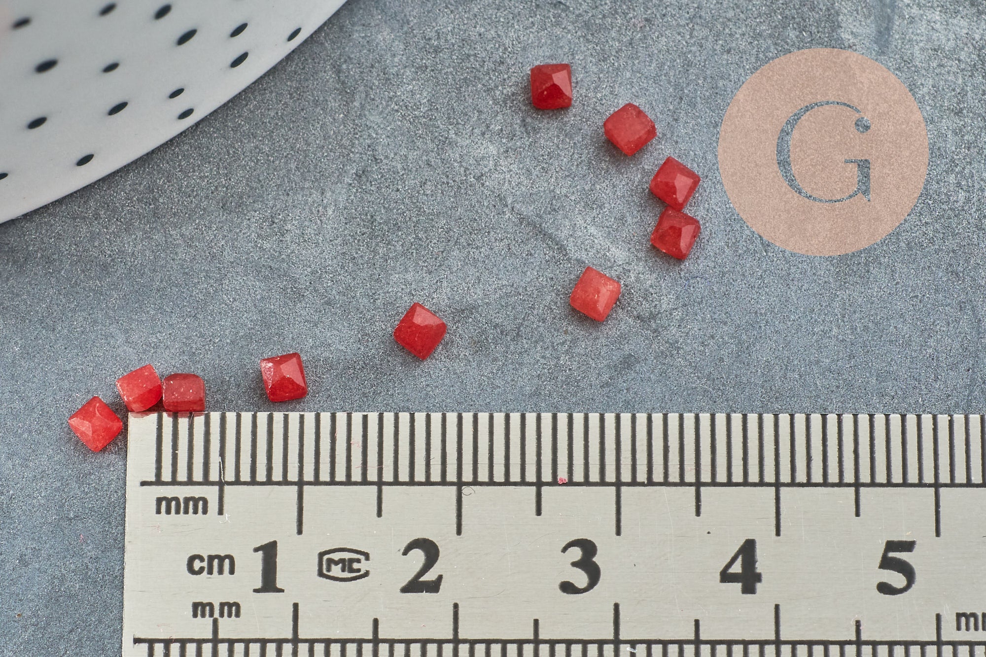 Cabochon carré jade naturel teinté rouge facetté 2.5mm, x1 G8599