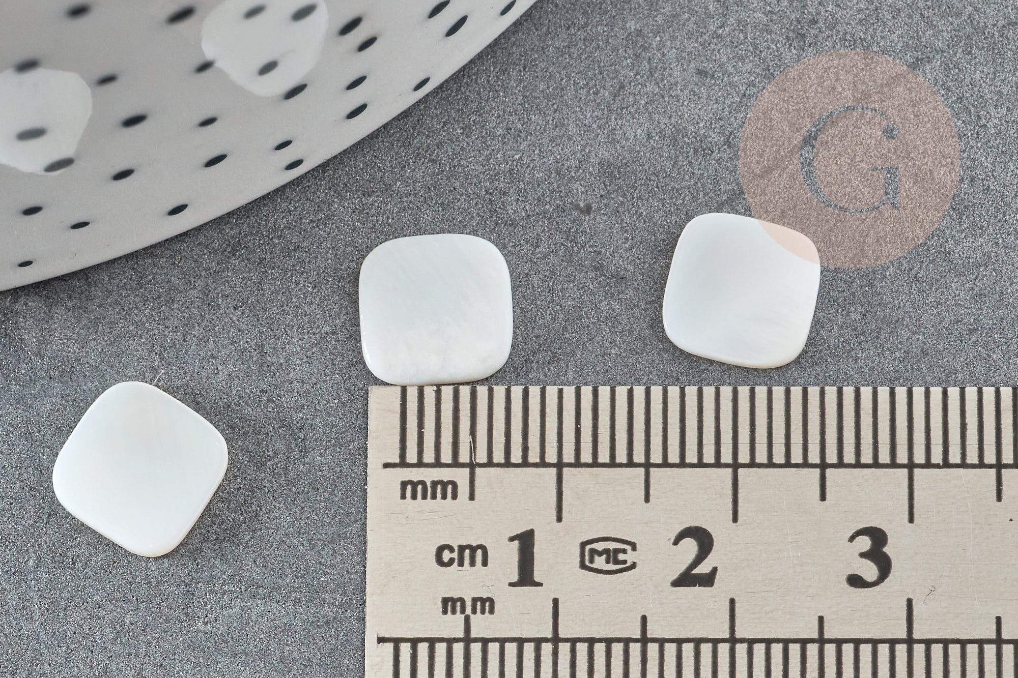 Cabochon carré nacre blanche naturelle 8.5mm, x2 (G5146)
