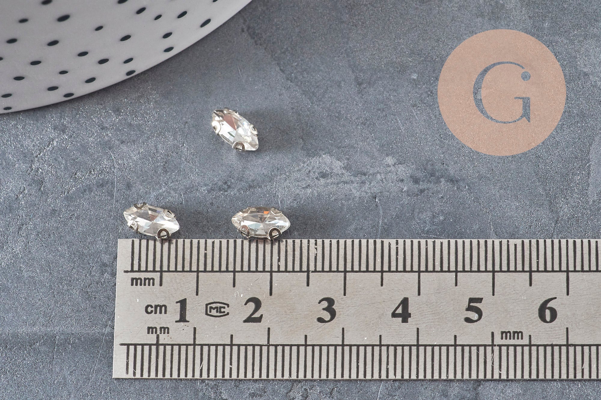 Cabujón de cristal transparente en forma de naveta engastado en latón platinado de 8x4mm, x10 (G11191)