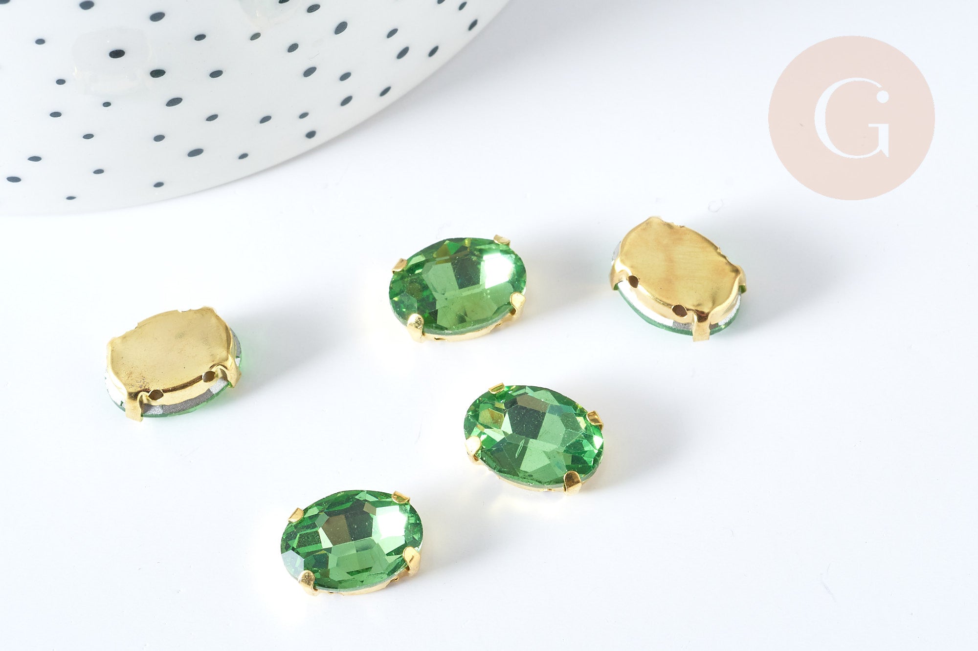 Cabochon ovale cristal vert clair avec serti en laiton doré 14x10mm, x5 (G8112)