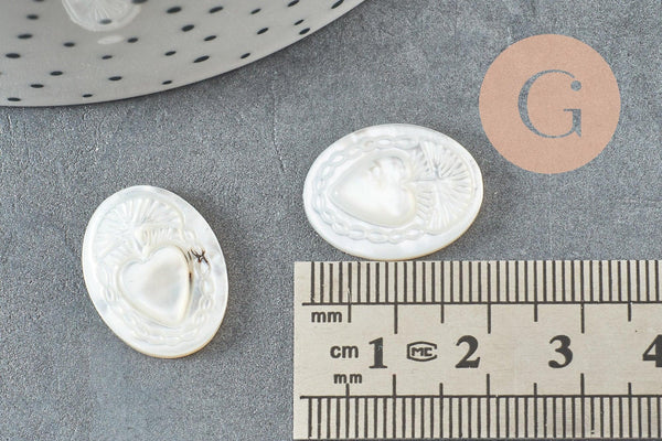 Cabochon ovale nacre blanche naturelle gravé Coeur Ex Voto 20x15mm, x1 (G9623)