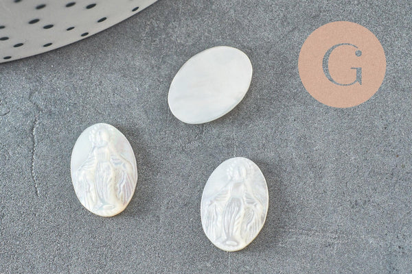 Cabochon ovale nacre blanche naturelle gravé Vierge Marie 14x10mm, x1 (G9625)