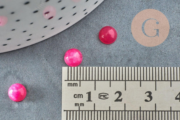 Cabochon rond jade naturel rose fuchsia 6mm, x1 (G1411)