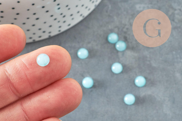 Cabochon rond jade naturel teinté bleu clair 6mm, x1 (G0951)