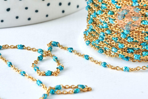 Chaîne fine acier inoxydable doré IP 14k résine bleue à paillettes 2mm, x1 mètre (G6892)