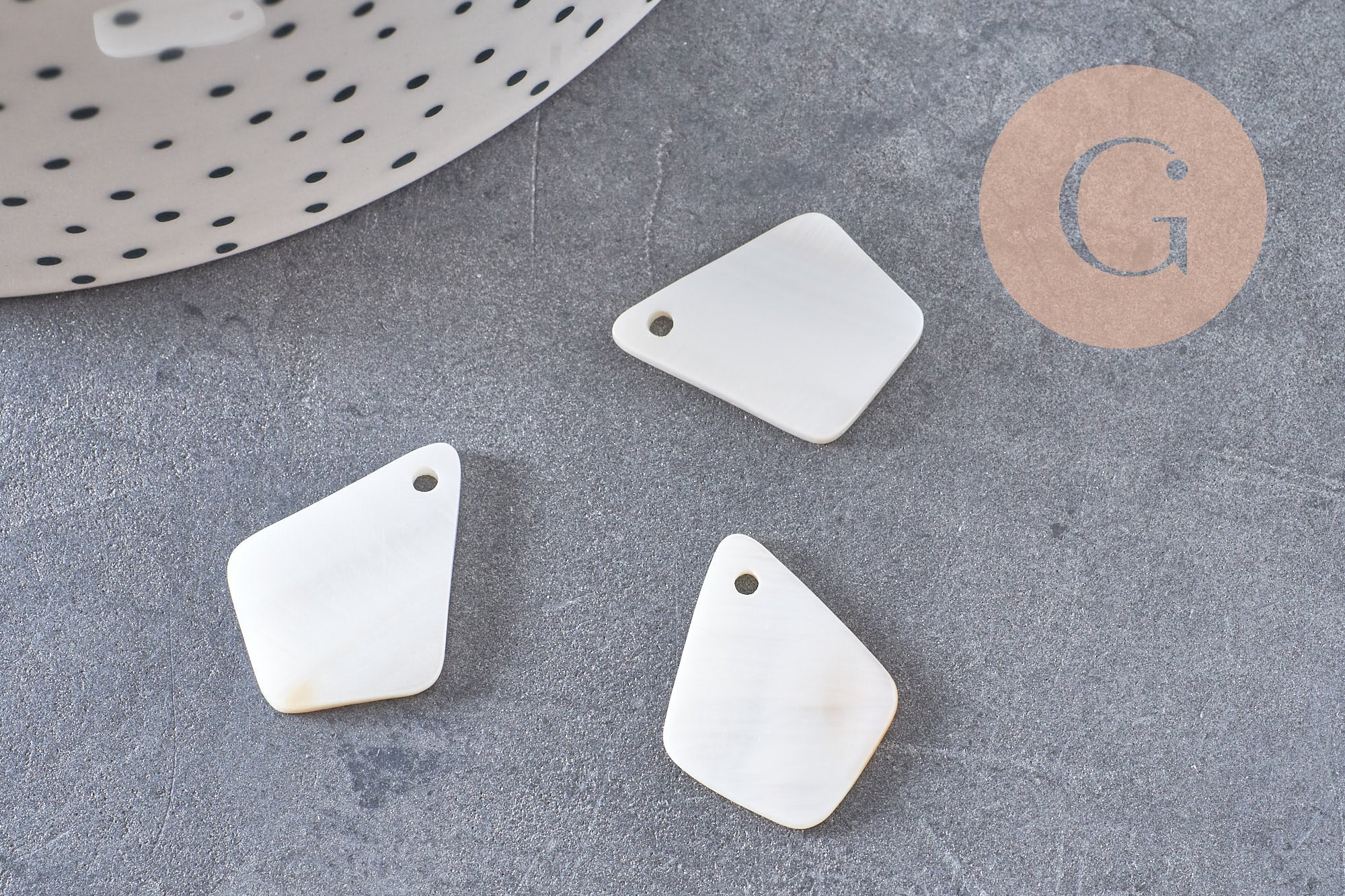 Charm losange nacre blanche naturelle 20mm, x 10 (G1062)