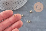 Connecteur chaîne boule acier doré 7.5mm pour bijoux DIY, tenu du bout des doigts.