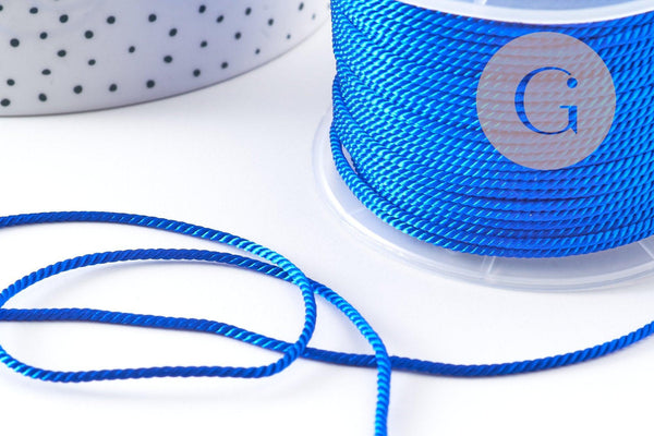 Cordon satiné torsadé bleu roi 2mm, x1 mètre (G10886)