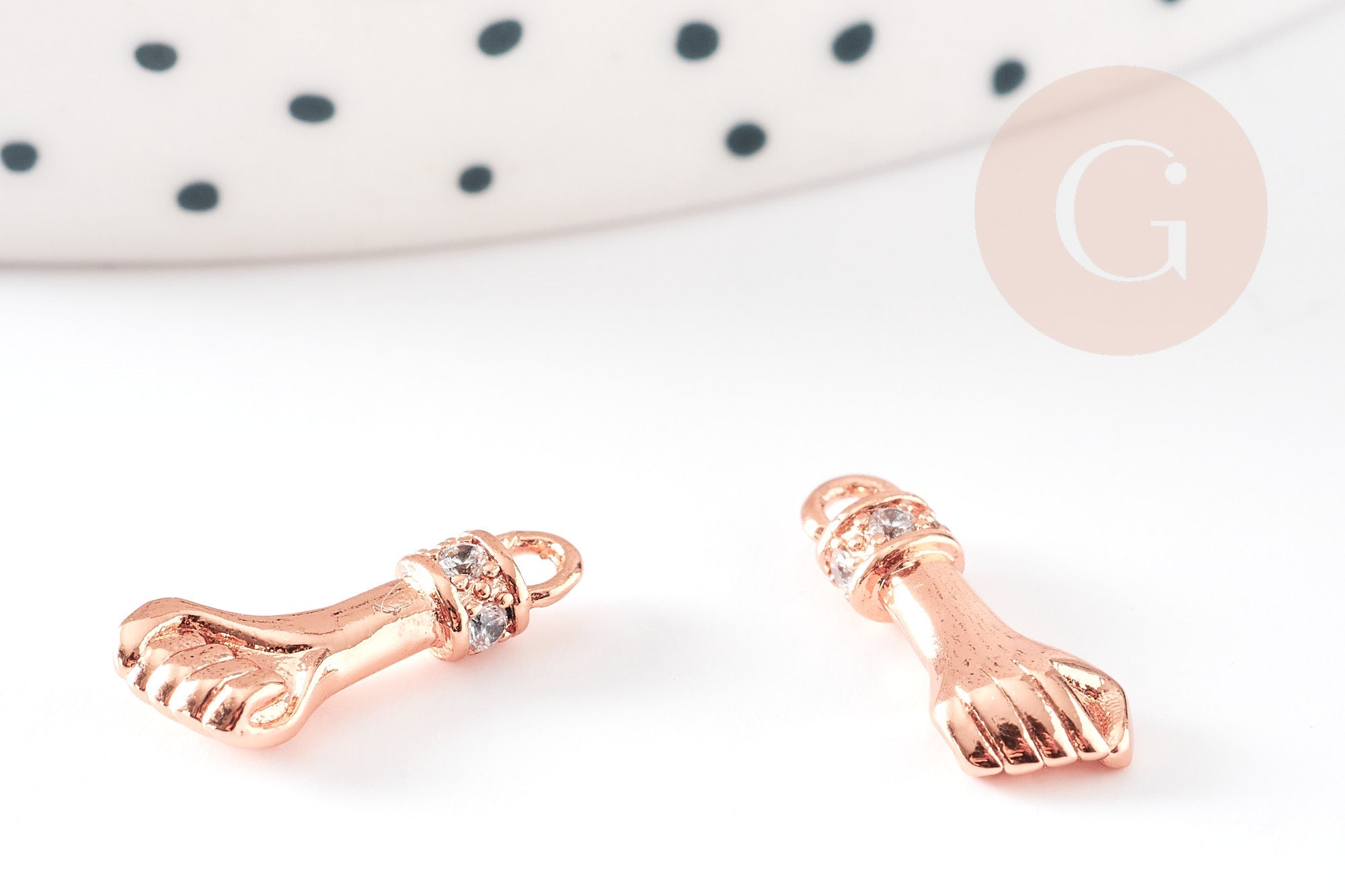 EP-Breloque main poing laiton or rose 18k cristal zircon, x1 G4470