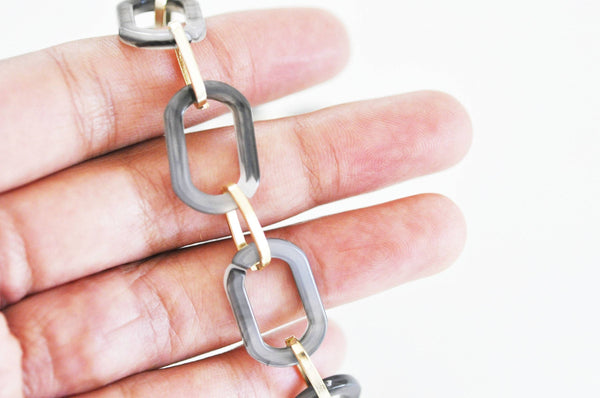 EP Grosse Chaine ronde écaille gris acrylique et aluminium doré 22.5mm, x1 mètre G4641