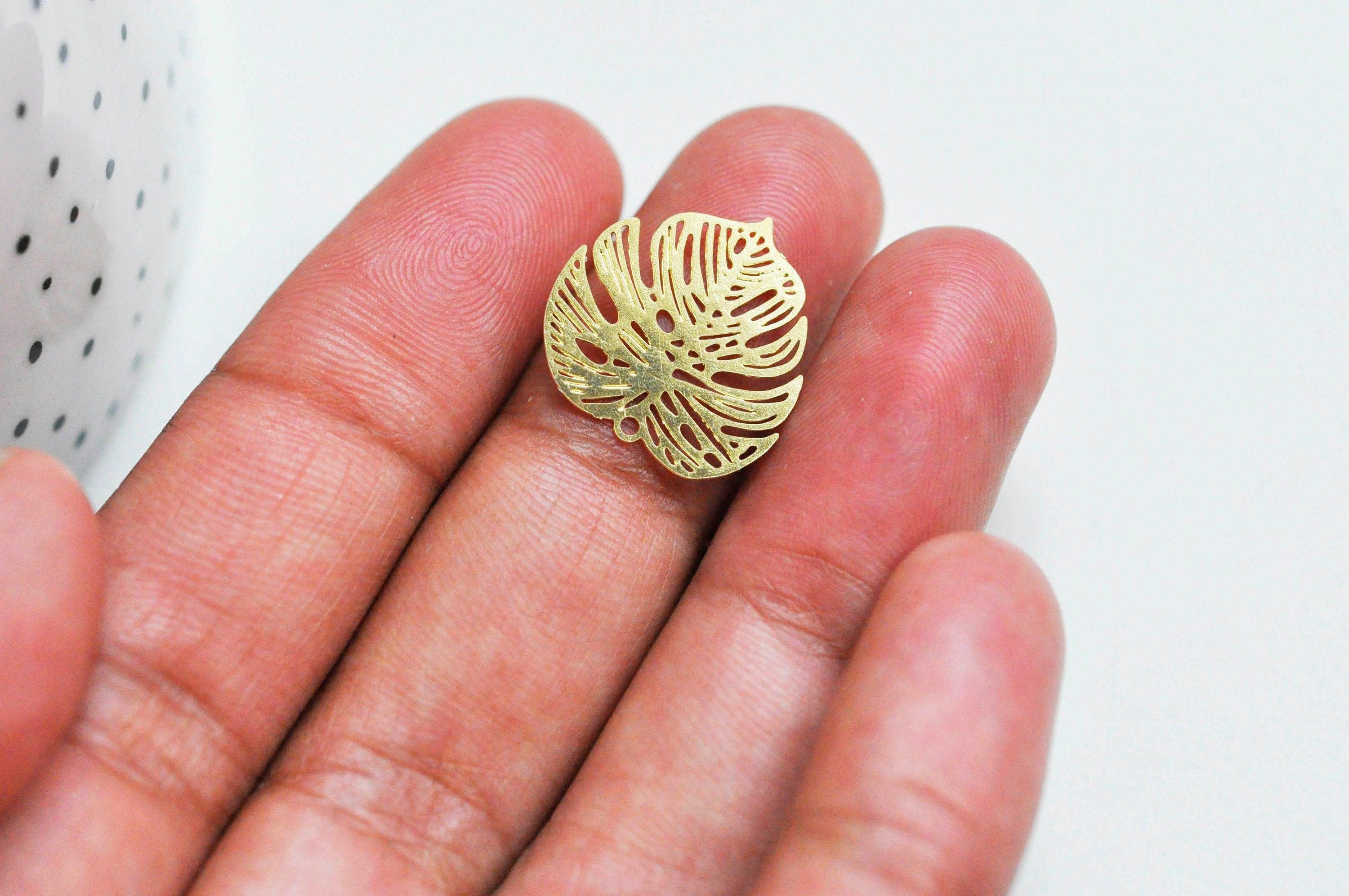 EP Pendentif estampe filigrane feuille monsterosa laiton doré, Pendentif très fin et léger pour création de bijoux, x 2,18x 18mm G3696