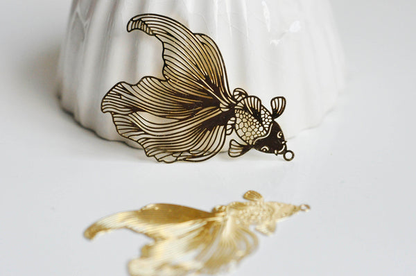 EP Pendentif estampe filigrane poisson japonais laiton doré 49 x 31 mm, x2 G3638