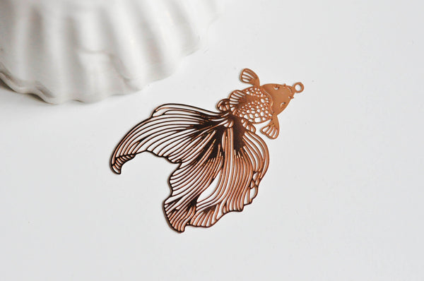 EP-Pendentif estampe filigrane poisson japonais laiton or rose 49x31mm, x 2 G3639
