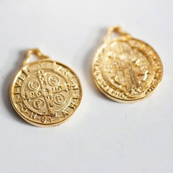 EP Pendentif médaille rondes Saint Benoit, fournitures créatives, pendentif doré, médaillon,laiton doré, création bijoux, médaille or ,2.1cm