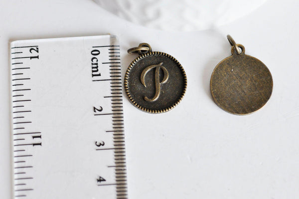 EP Pendentif médaille rondes initiale P, pendentif bronze, médaillon lettre, création bijoux,médaille lettre ,2.1cm-G1115 -
