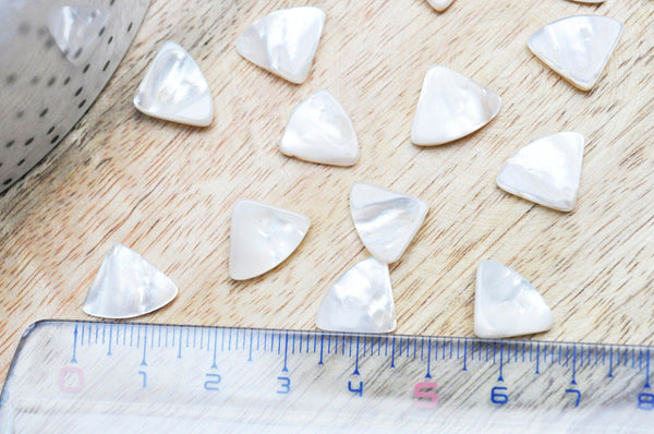 EP-Perle triangle nacre blanche naturelle doré,pendentif triangle nacre,coquillage blanc, bijou nacre 12mm, x1 G4498