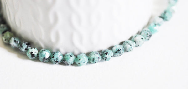 EP -Perles jaspe sésame facettes 6mm, x1 fil G2496