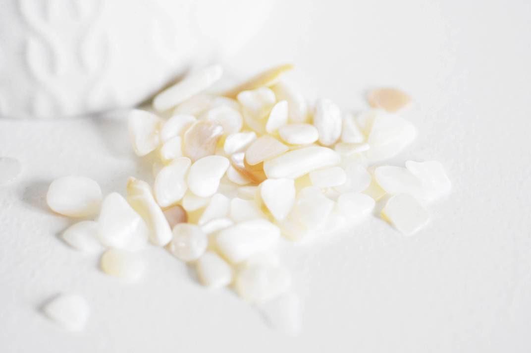 EP Sable coquillage nacre naturelle 7.5-13mm non percé, Sachet 20 grammes G0256