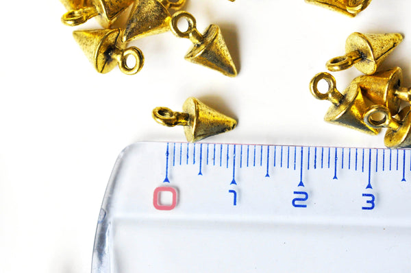 EP pointes pendentif doré vieilli ,rock Punk, pendentif doré, Pendentif rock, création boucles,création bijoux,13mm,x 10 G4665