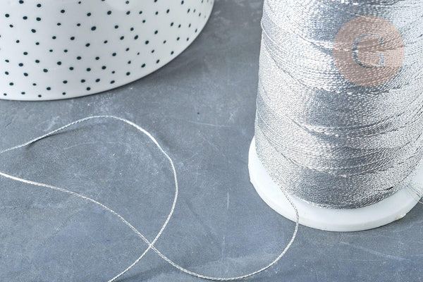 Fil argent métallisé nylon à broder-couture-bijoux 0.6mm,x5 mètres (G8138)