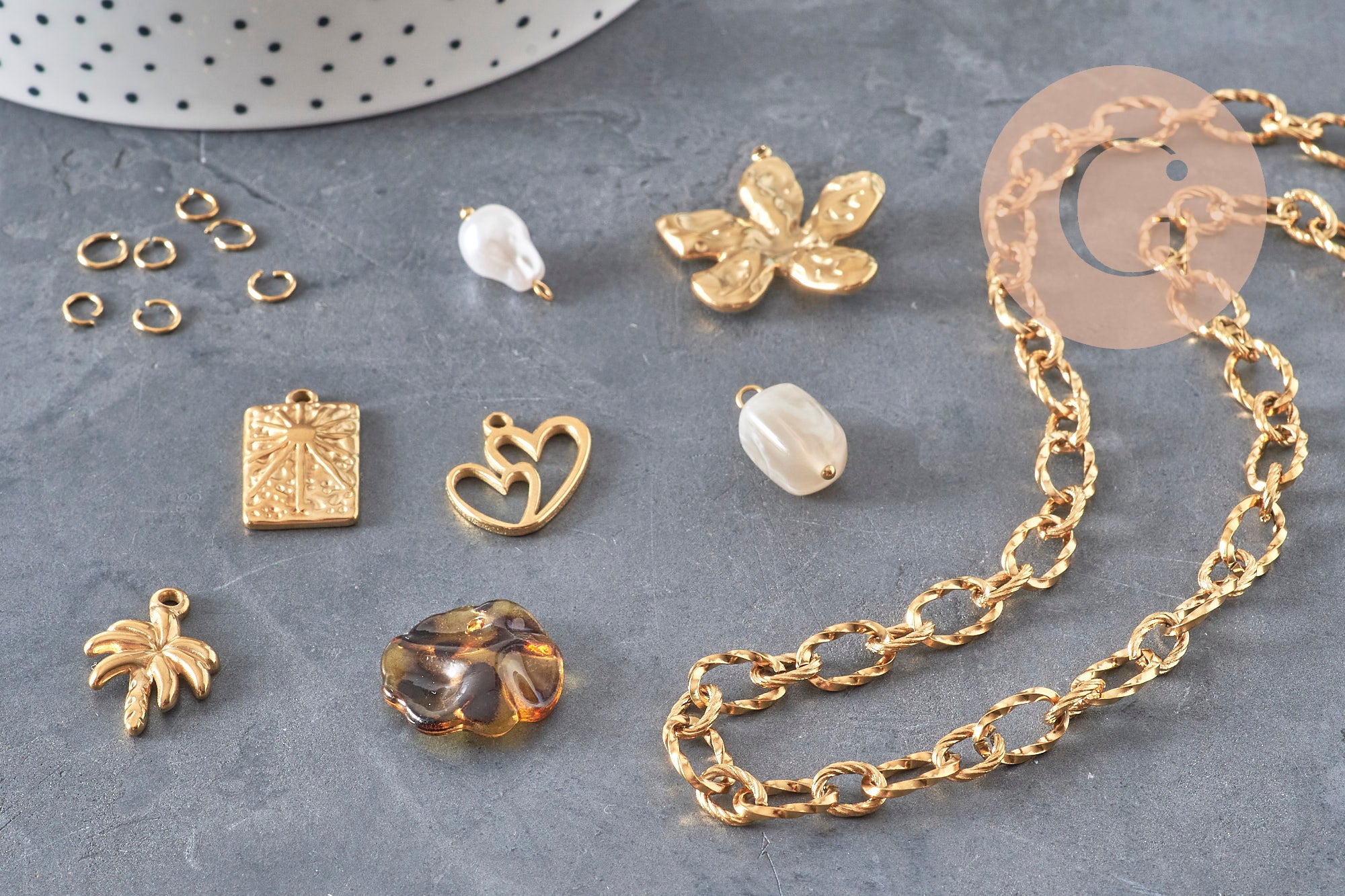 Kit collier DIY en acier inoxydable doré avec chaîne à maillons, breloques cœur, fleur, perles nacrées et anneaux.