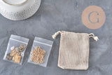 Kit collier DIY avec chaîne et breloques dorées en acier inoxydable, sachets de rangement et pochon en toile.