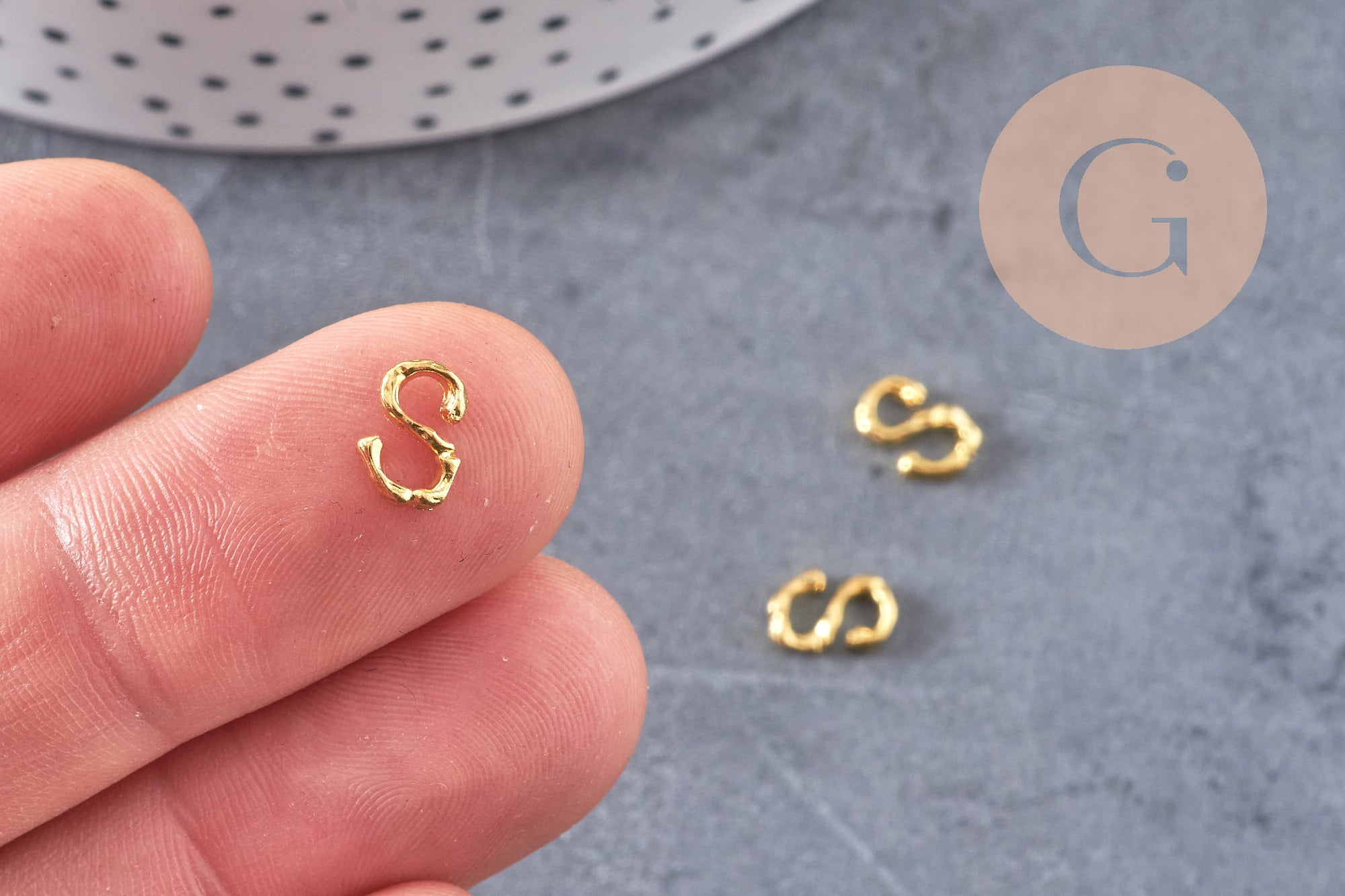 Lettre à coller zamac doré,fournitures à coller pour décorer pierres et bijoux en inclusion résine,8x6mm, x 2 (G3766)
