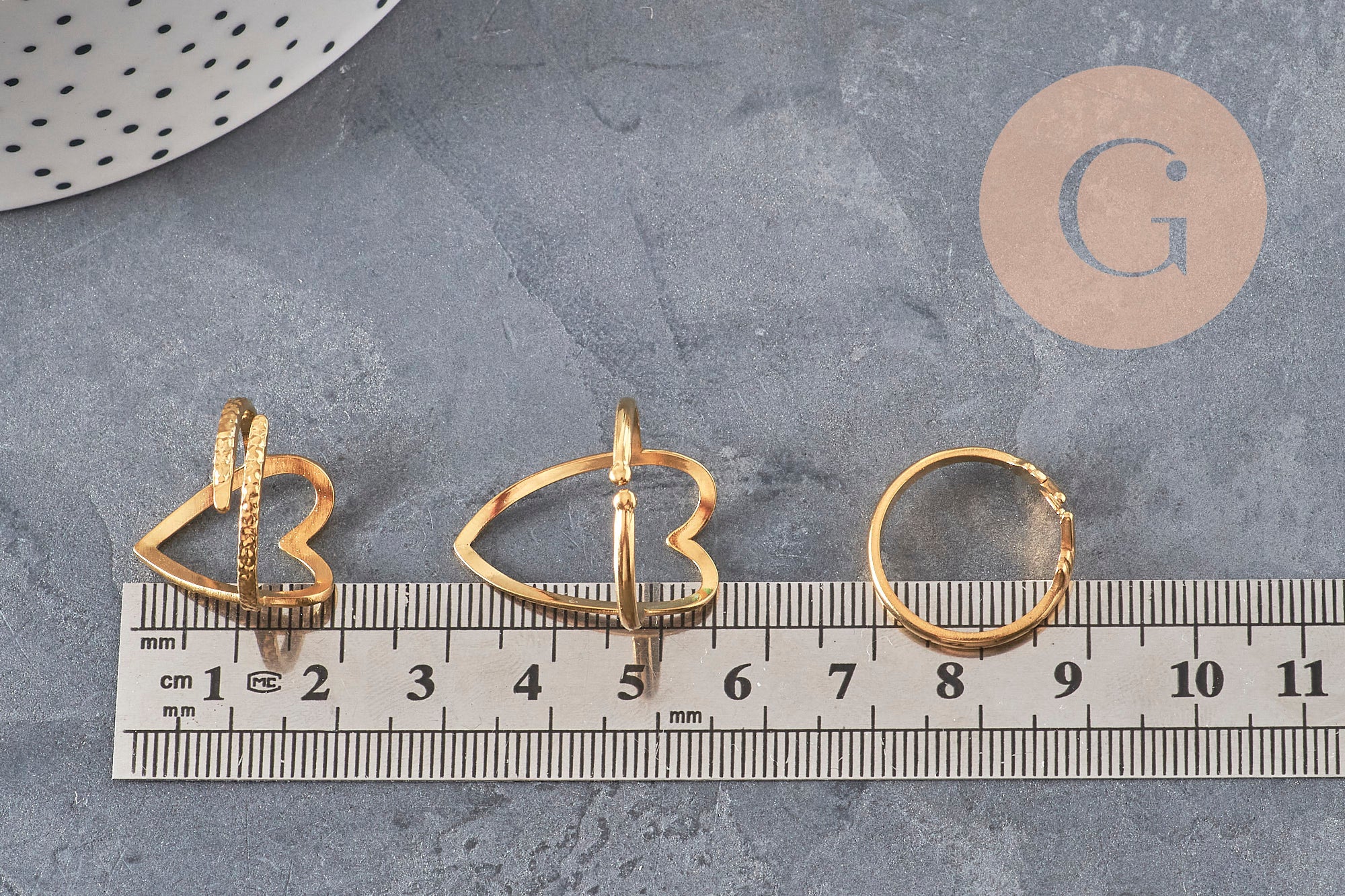 Support de bague cœur en acier inoxydable doré IP pour résine, taille 57, présenté sur une règle graduée.