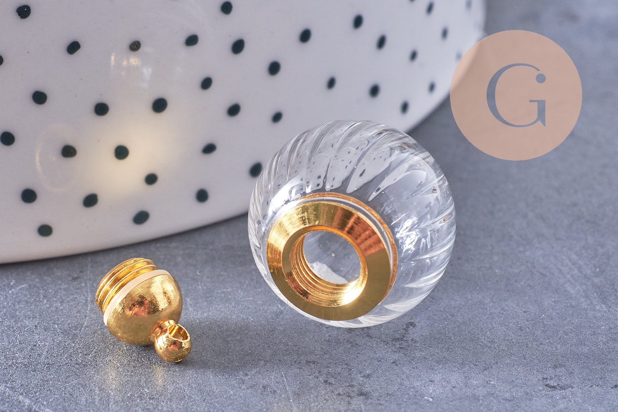 Pendentif Bouteille bulle en verre et bouchon en laiton doré 27mm, x1 (G10617)
