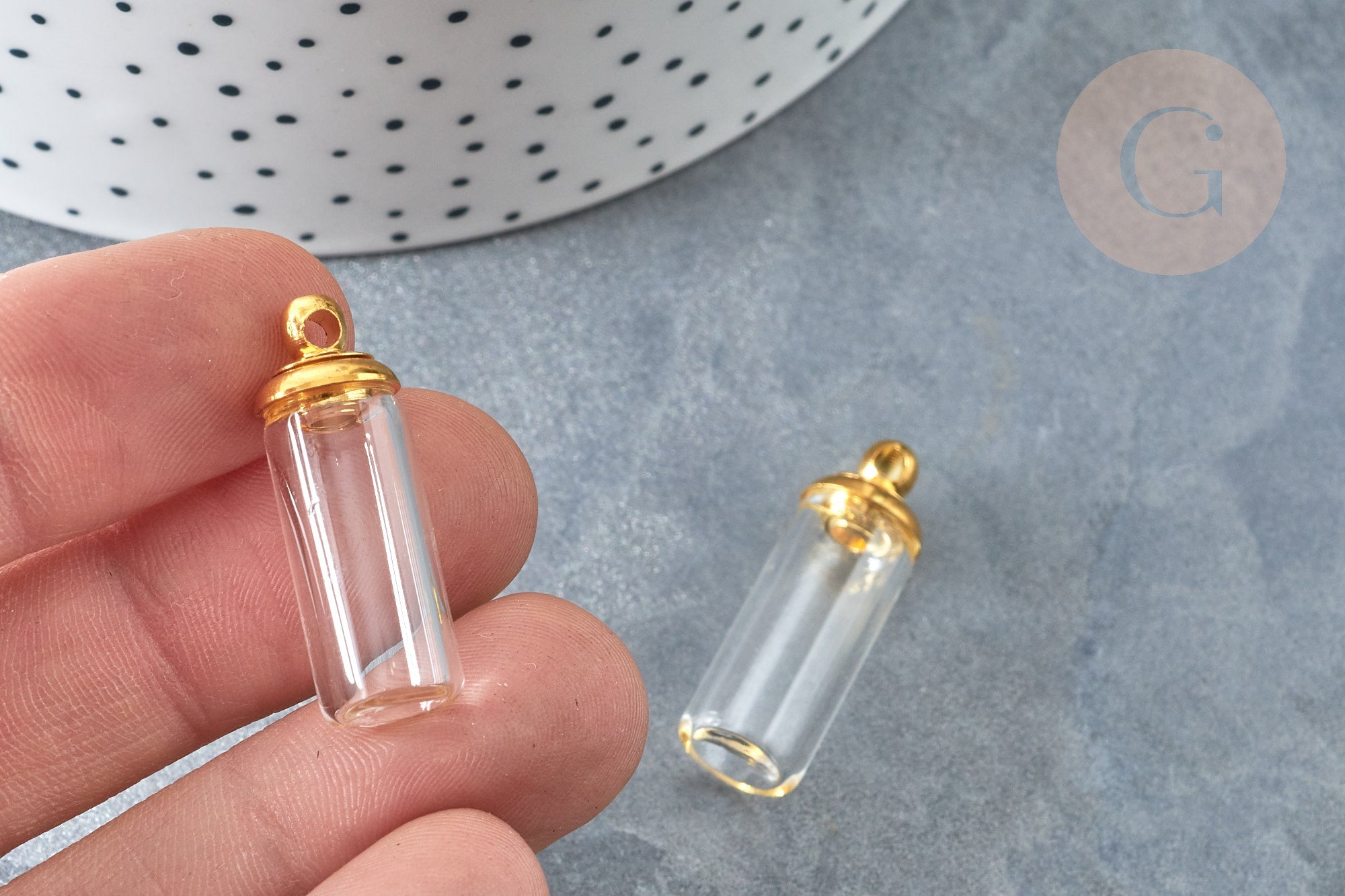 Pendentif Bouteille colonne en verre et capuchon en laiton doré 28.5mm,x1 (G7935)