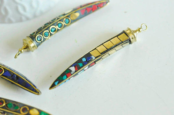 Pendentif Corne en laiton et pierres, pierre naturelle, pendentif doré, pendentif pierre, pendentif tibétain, 60mm,G2965