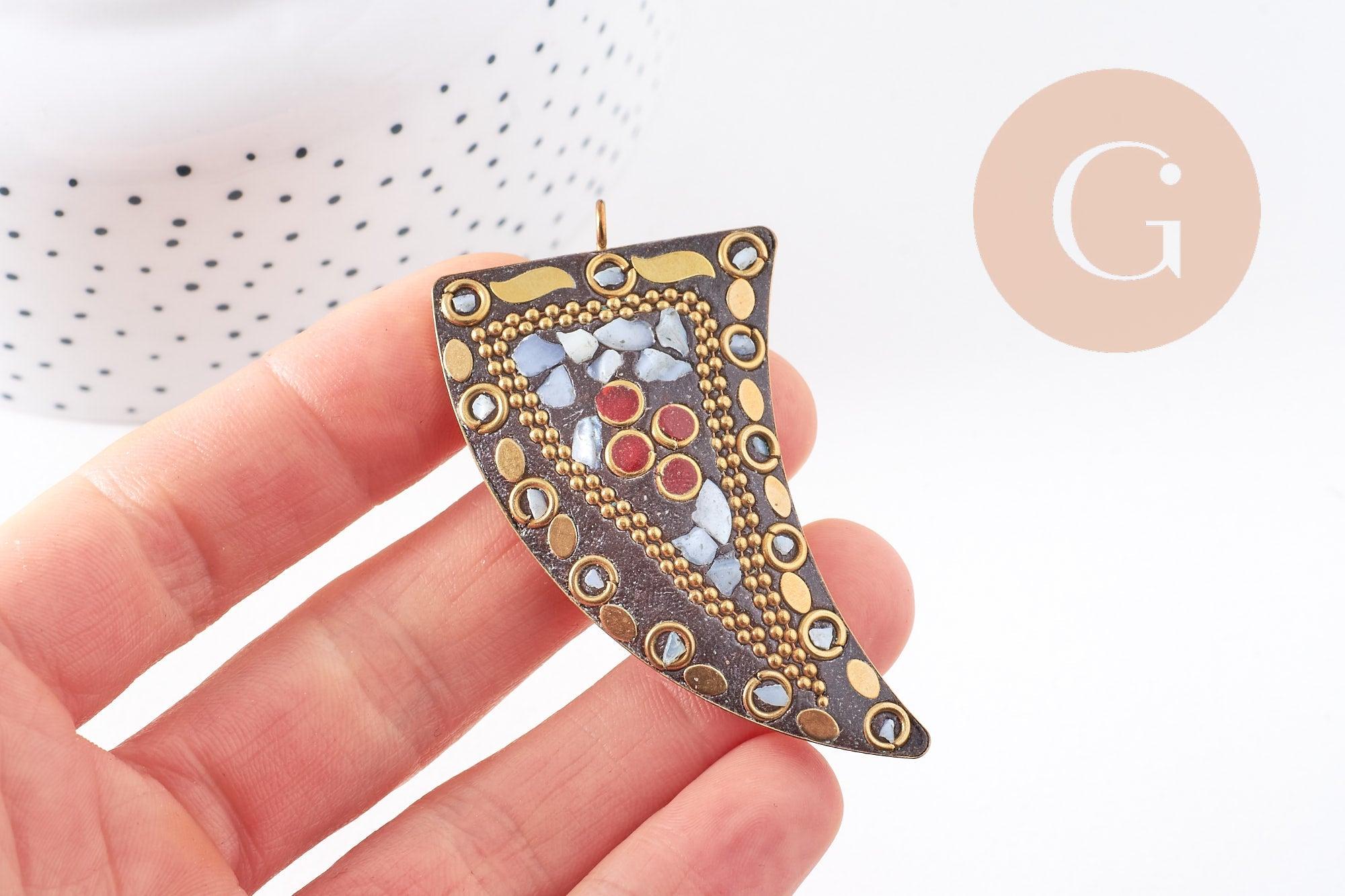 Pendentif Corne en laiton et pierres, pierre naturelle, pendentif doré, pendentif pierre, pendentif tibétain, 61mm, x1 (G3086)