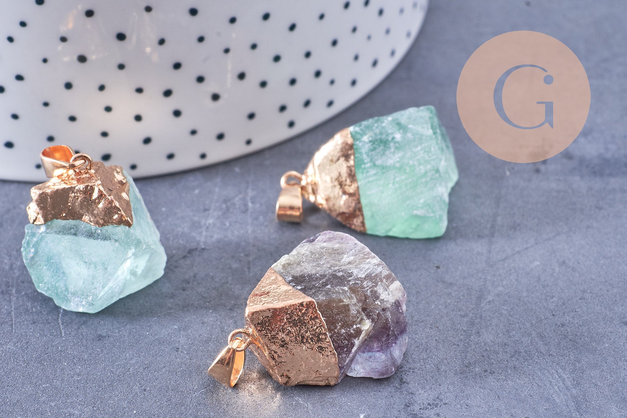 Pendentif Fluorite naturelle brute fer doré 24-25mm, x1 (G2510)