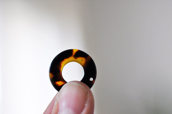 Pendentif cercle marron acétate,perle acétate,connecteur plastique, 21.5mm, x2 G1551