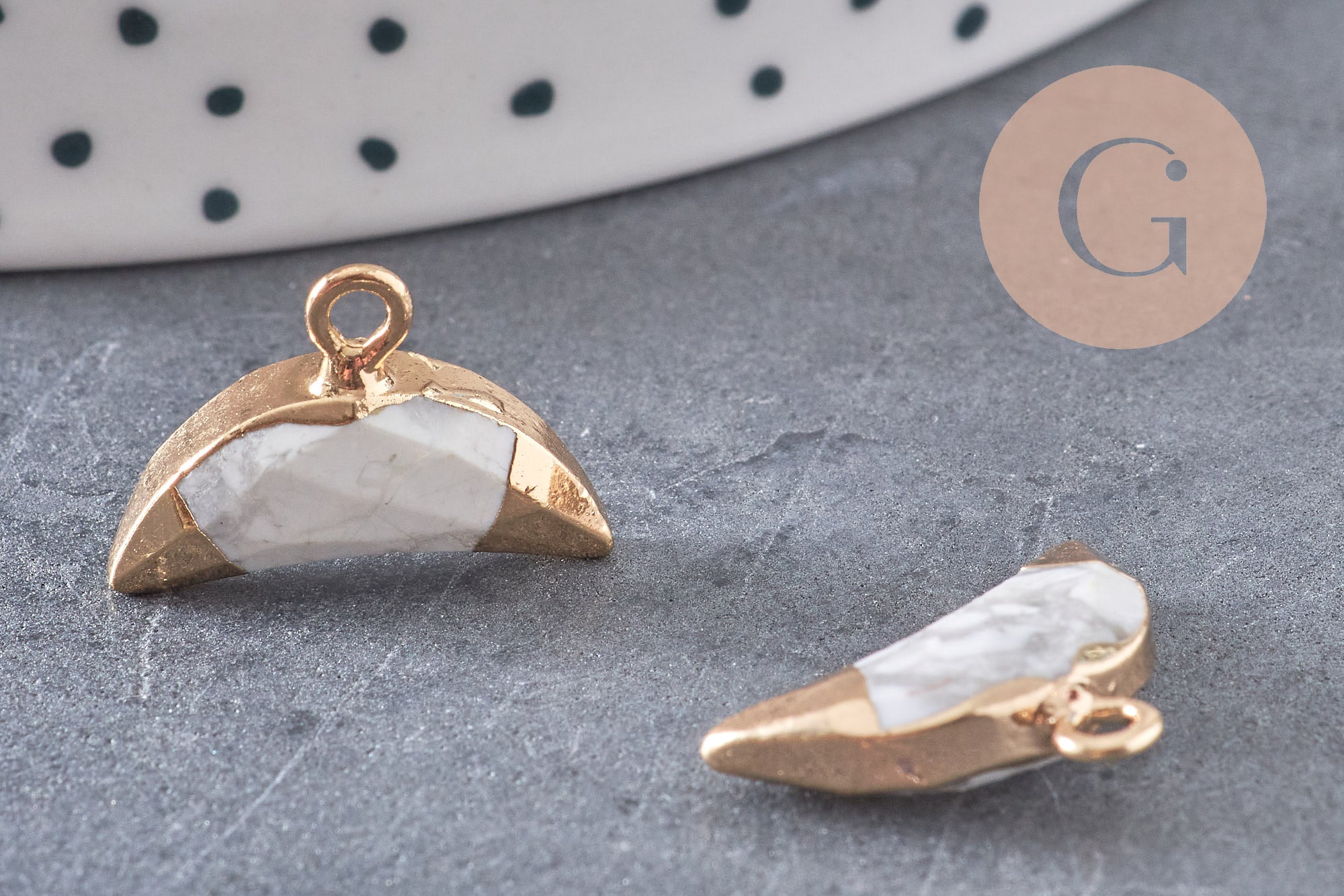 Pendentif croissant lune howlite naturelle doré 18mm, pendentif bijoux pierre naturelle x1 (G1206)