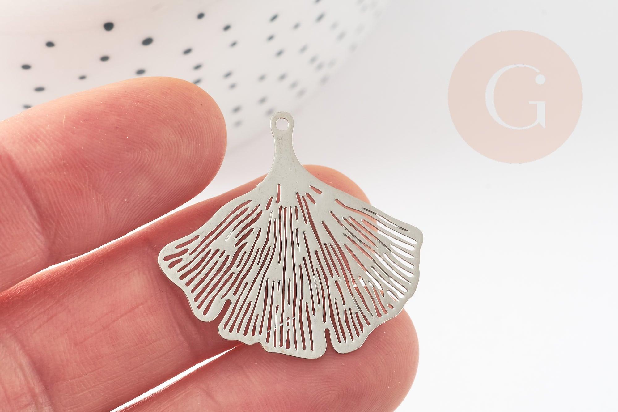 Pendentif estampe filigrane feuille gingko laiton argenté, Pendentif très fin et léger ,30x33mm, x2 (G5151)