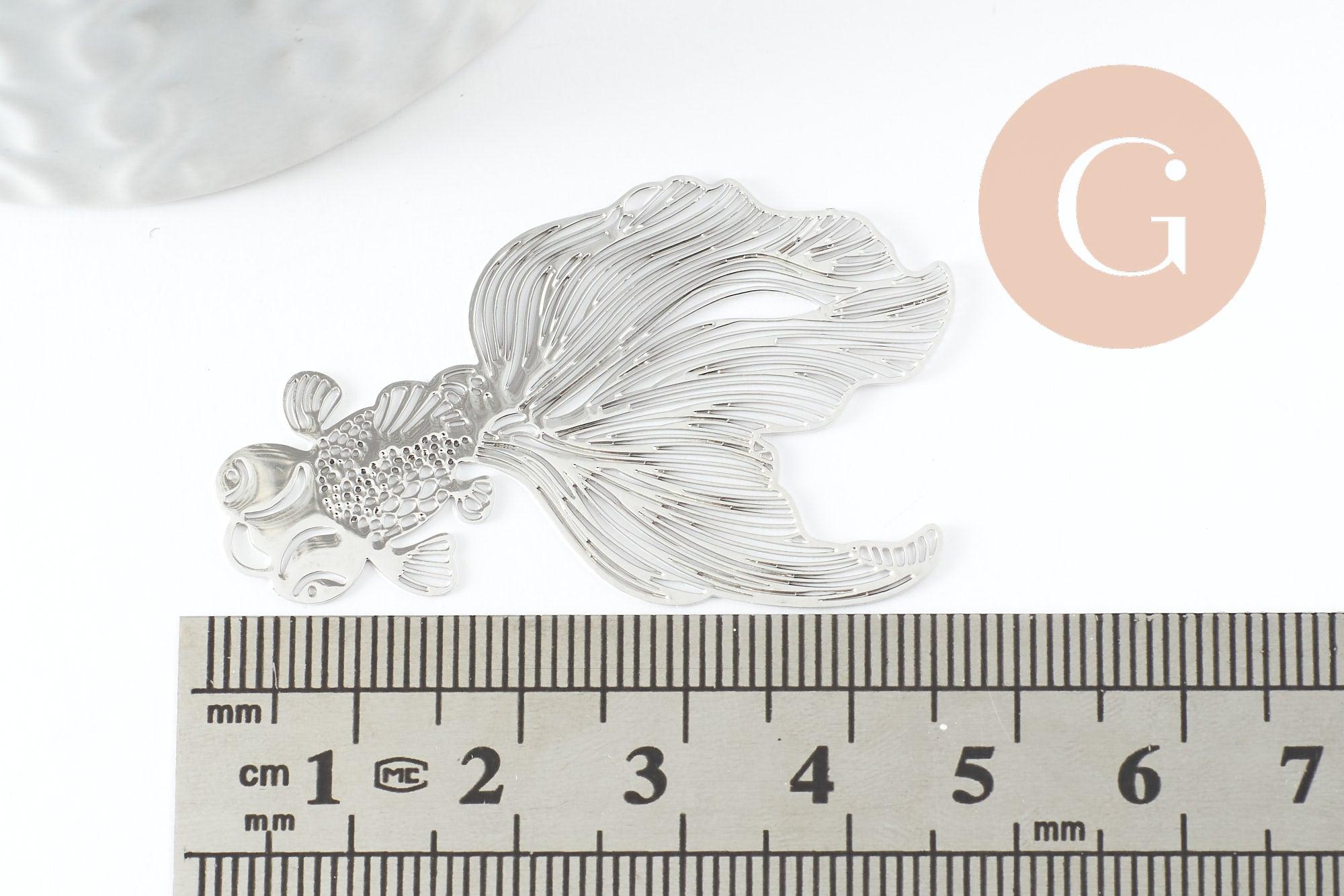 Pendentif estampe filigrane poisson japonais laiton argenté 48mm, x2 (G3693)