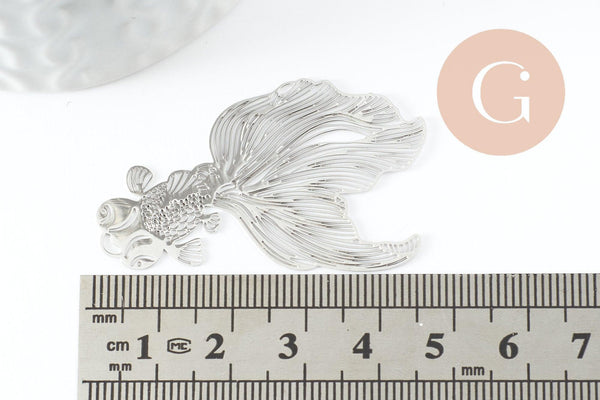 Pendentif estampe filigrane poisson japonais laiton argenté 48mm, x2 (G3693)