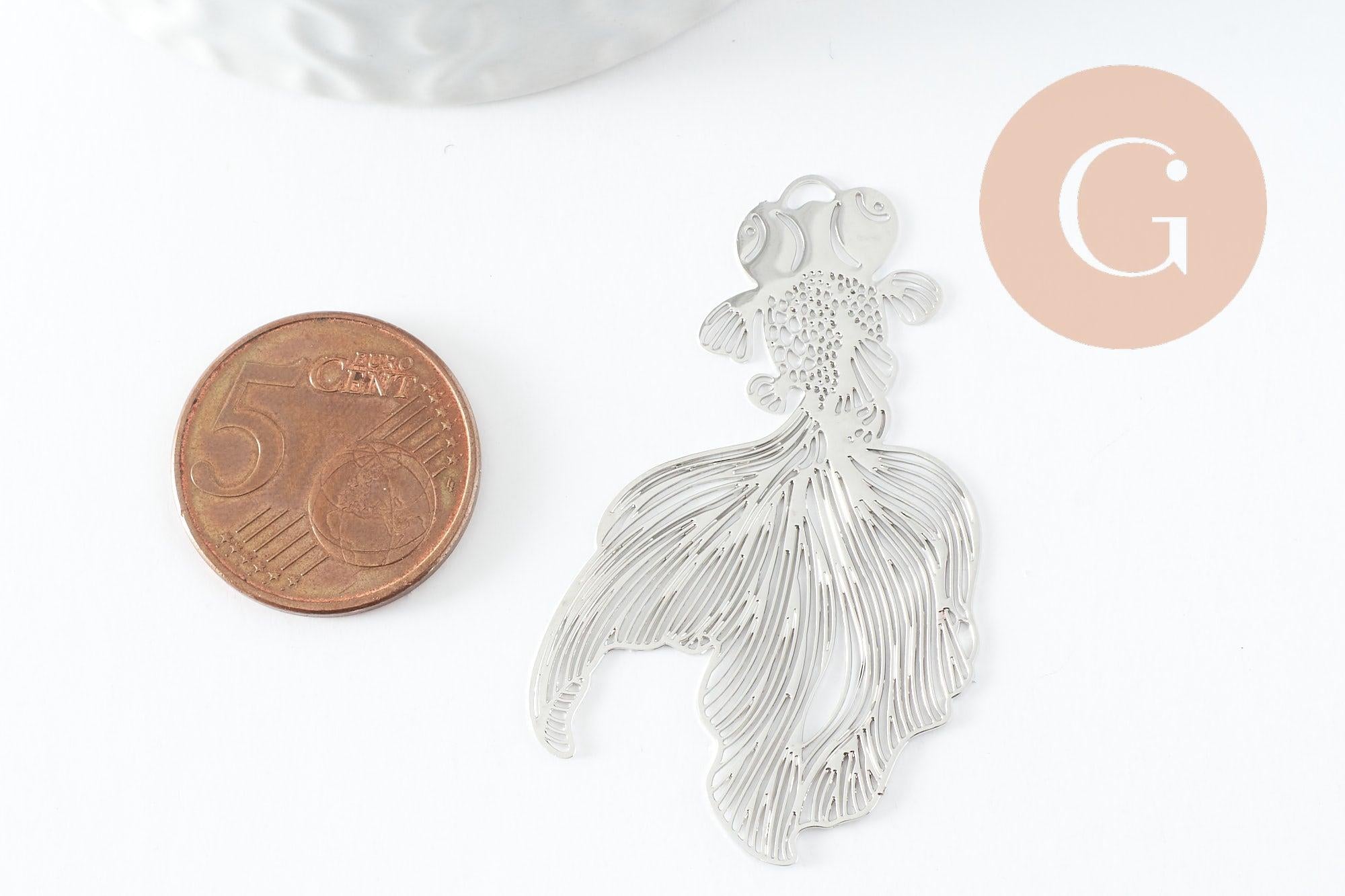 Pendentif estampe filigrane poisson japonais laiton argenté 48mm, x2 (G3693)