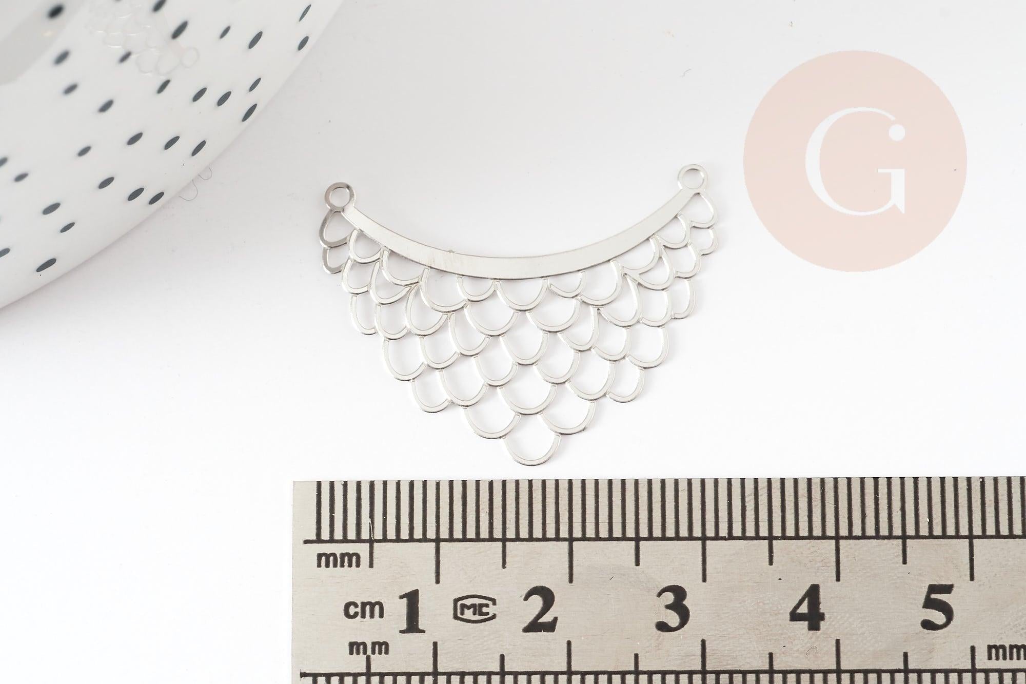 Pendentif estampe filigrane pyramide plastron acier inoxydable 201 platine 22x30mm, Pendentif fin et léger argenté, x2 (G4112)