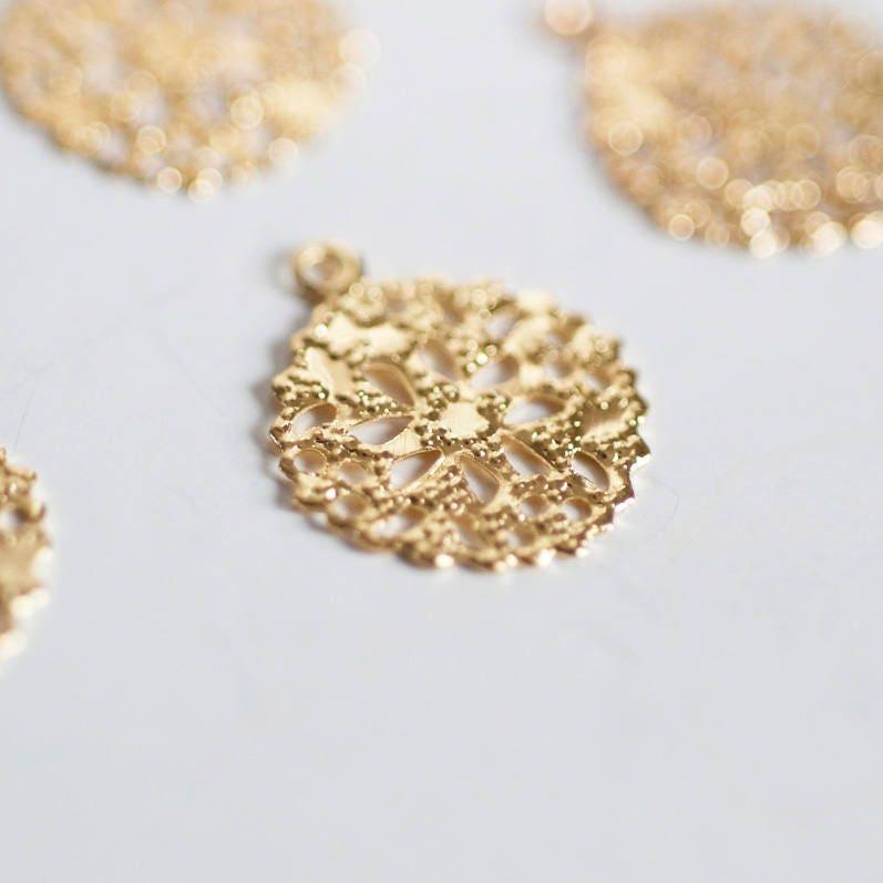 Pendentif fleur filigrane laiton doré 15mm, pendentif dentelle pour creation bijoux x50 (G1291)