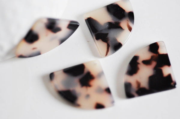 Pendentif éventail beige acétate, perle acétate,connecteur plastique, 21.5mm? x5 G0063