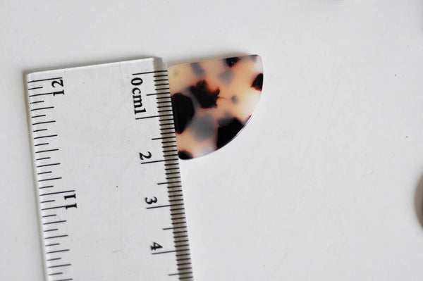 Pendentif éventail beige acétate, perle acétate,connecteur plastique, 21.5mm? x5 G0063