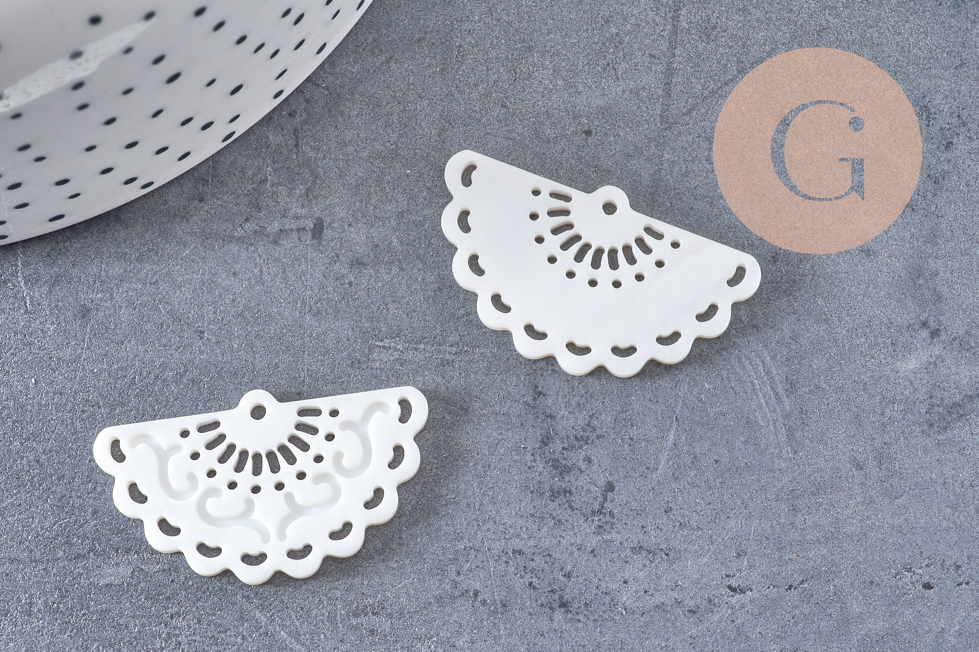Pendentif éventail nacre blanche naturelle doré,pendentif nacre coquillage blanc, 34.5mm, x1 (G3915)
