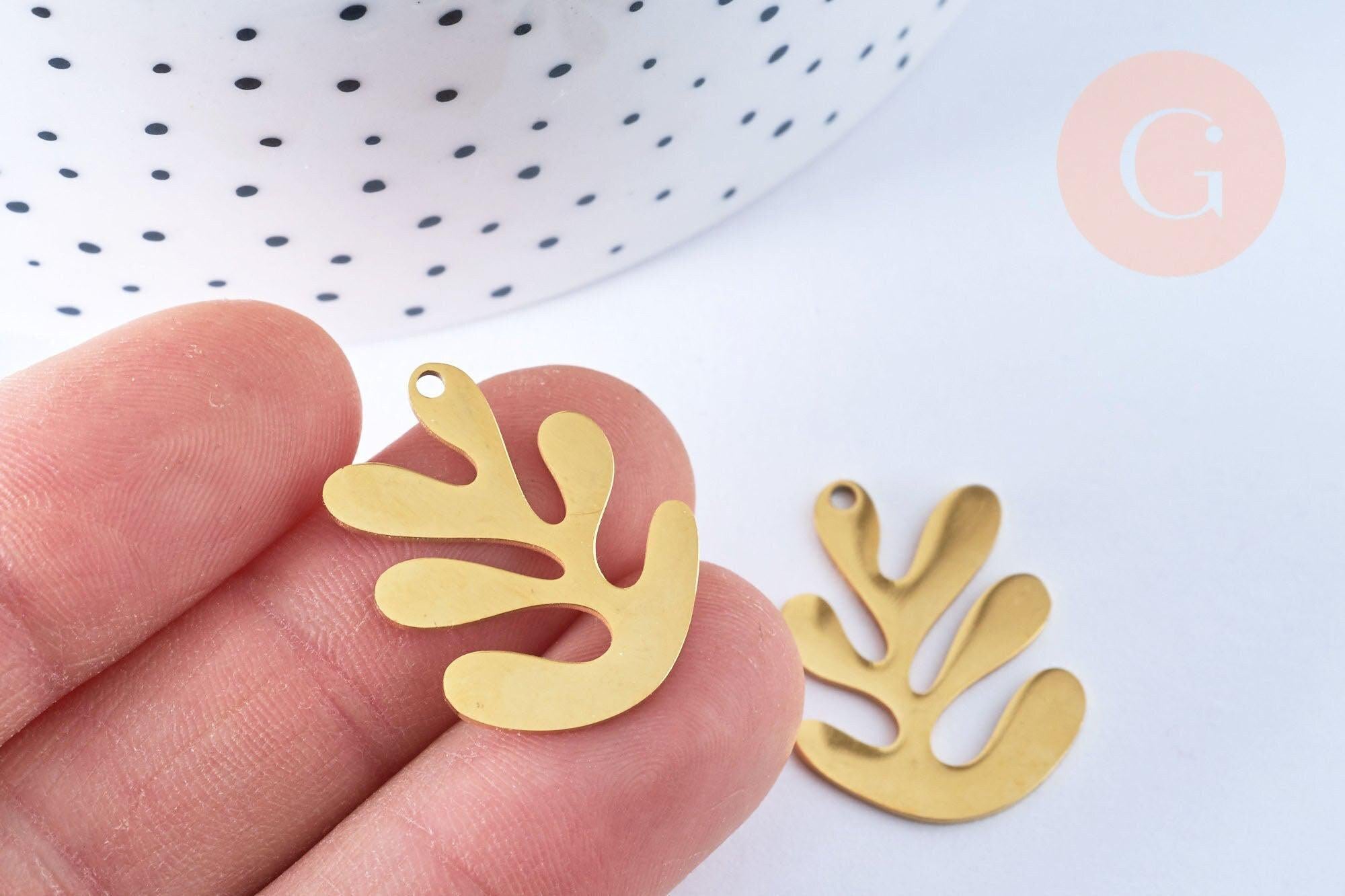 Pendentif feuille acier 304 inoxydable doré 18K 25.5mm, x1 (G6658) présenté en gros plan, idéal pour création de bijoux DIY élégants et durables.