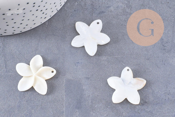 Pendentif fleur à pétales nacre blanche naturelle 31-34.5mm, x2 (G10226)