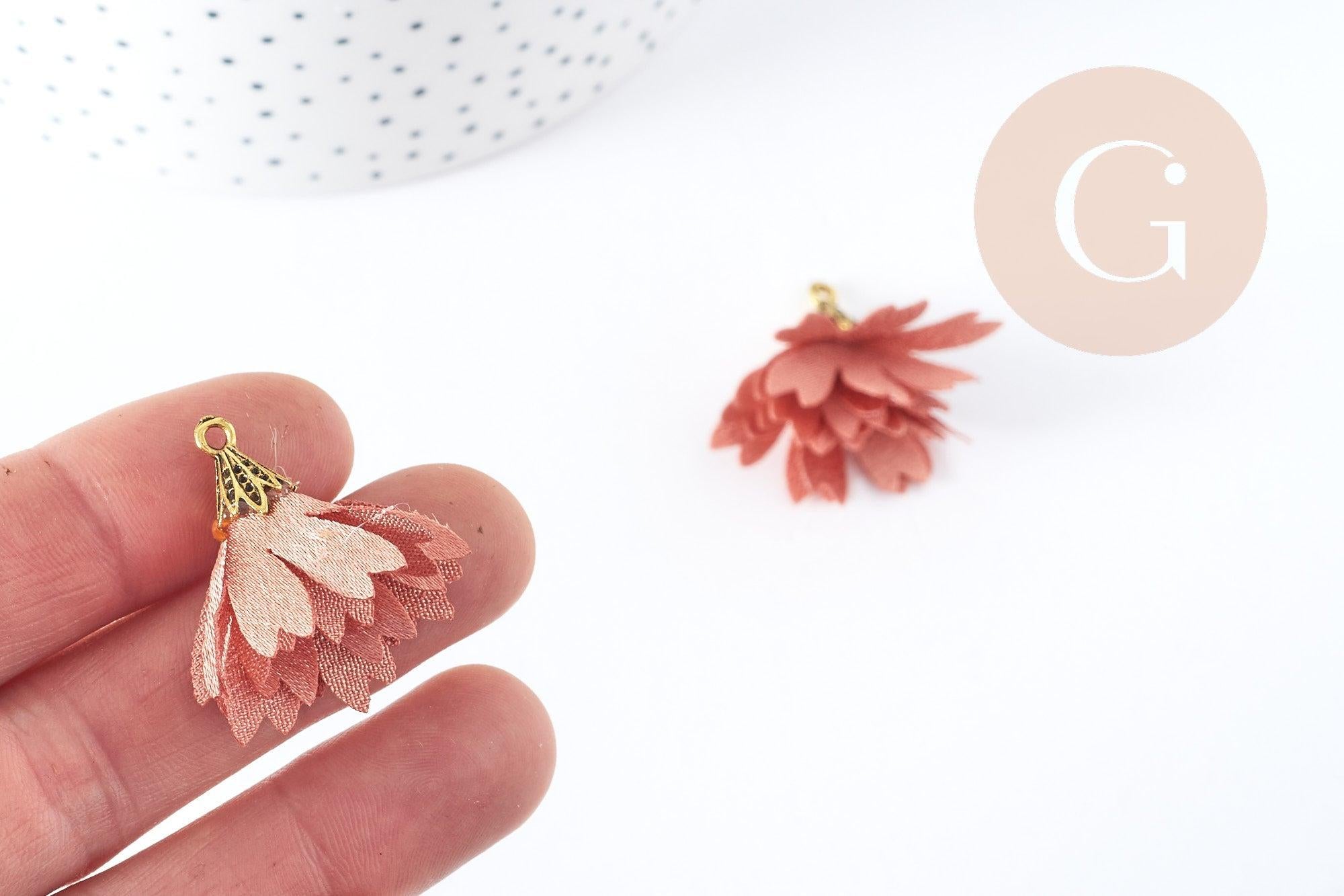 Pendentif fleur soie rose corail zamac doré 29-36mm, création bijou fleur en tissu, x2 (G8990)