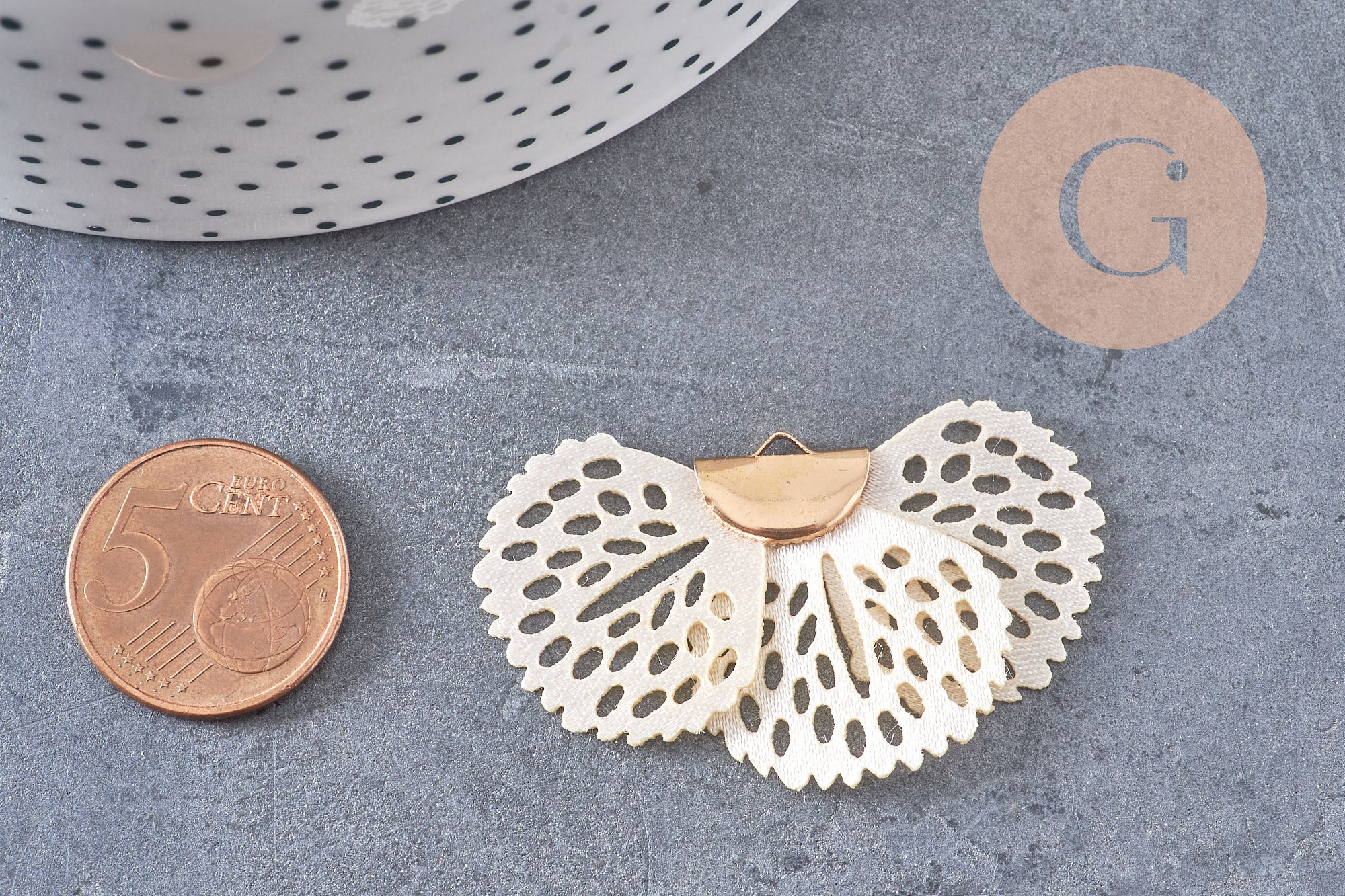 Pendentif fleur tissu soie blanche support doré,pendentif fleur en dentelle de tissu, 25x38mm, x 2 (G4539)