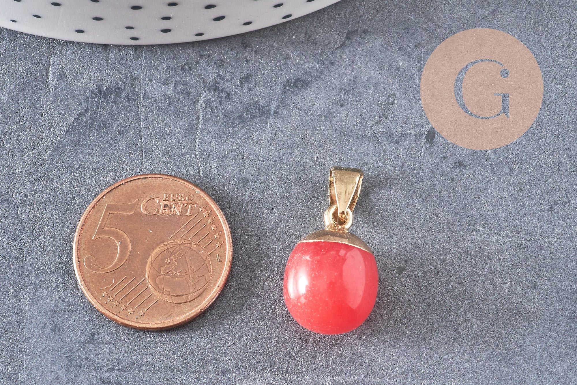 Pendentif goutte jade naturel rouge fer doré 17-19mm, x1 (G3344)