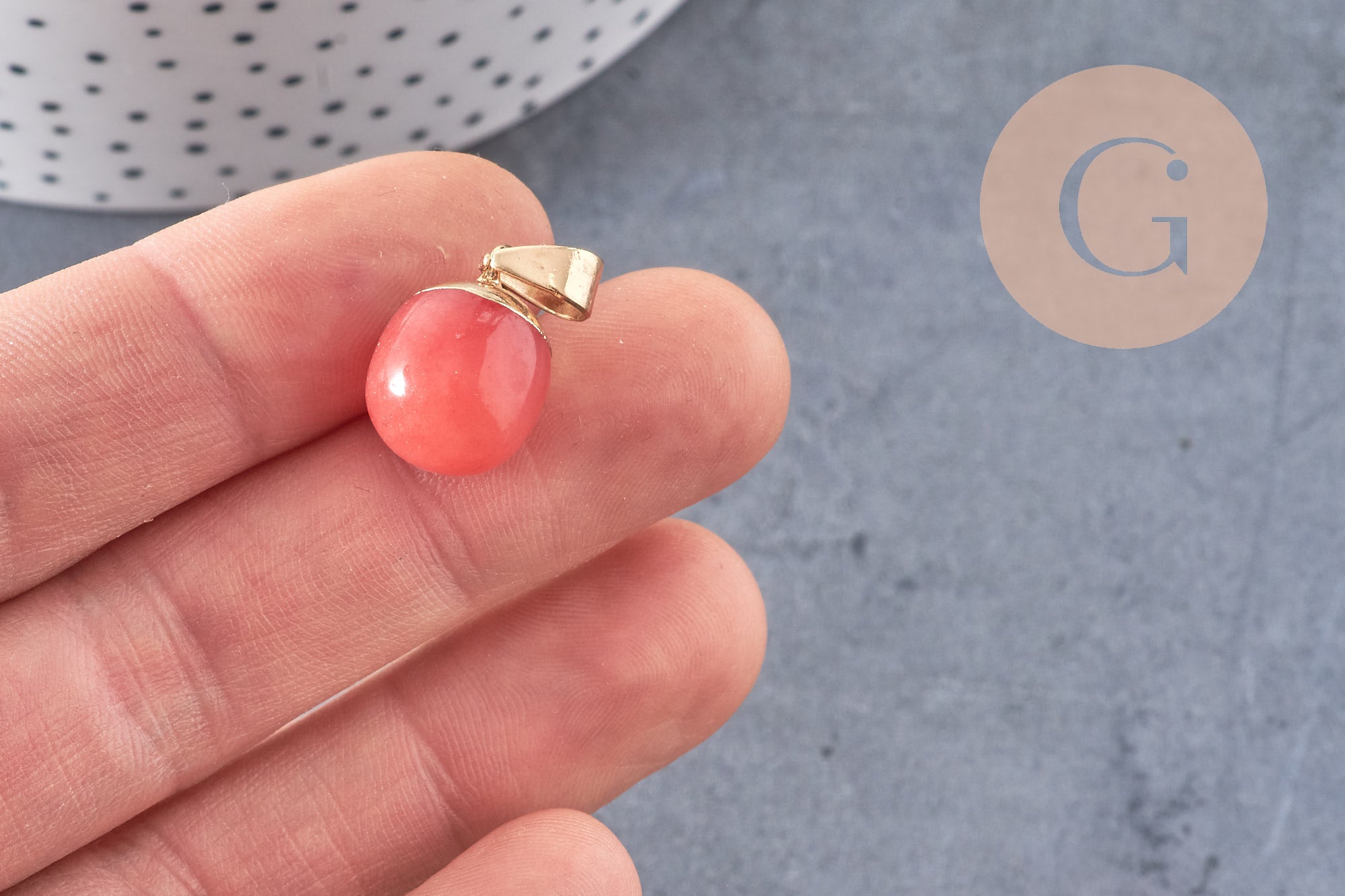 Pendentif goutte jade naturel rouge fer doré 17-19mm, x1 (G3344)